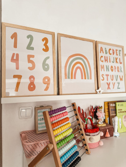 plakat edukacyjny, kolorowe literki, alfabet, beżowe tło
