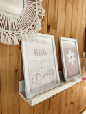 dwa plakaty w biaej ramce, stokrotka, napis sweet little Daisy