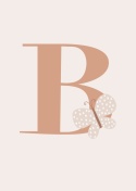 plakat brązowa litera B na beżowym tle, mały beżowy motylek