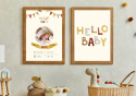 zestaw dwóch plakatów, metryczka ze zdjęciem dziecka, beżowe tło, kolorowy napis hello baby, kolory liter żółty, szary, czerwony