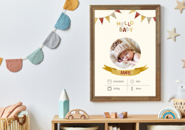 metryczka ze zdjęciem dziecka, beżowe tło, kolorowy napis hello baby, kolory liter żółty, szary, czerwony